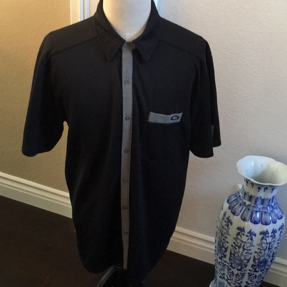 Oakley button down - Picture 1 of 11